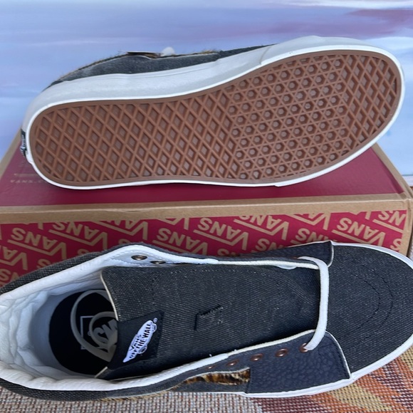 Vans Men’s Sk8-Hi
Subtle Safari Asphalt
VN0A5JMJ107
Sneakers - Picture 3 of 16